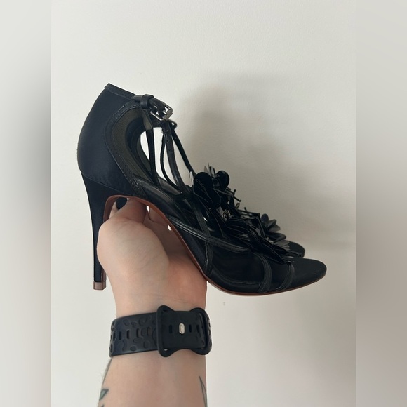 Tory Burch Black Leather Blossom Floral Embellished Sandals Size 6.5 - Picture 2 of 8